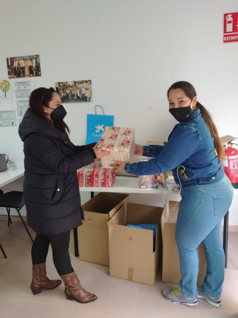 Entrega de juguetes a las familias de CaixaProinfancia